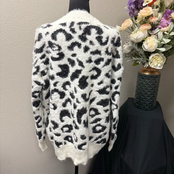 Macaron XL Fuzzy Leopard Print V Neck Sweater Soft Cozy White Black Animal Knit - Picture 3 of 8